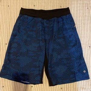 Men’s Lululemon 8” short in size S